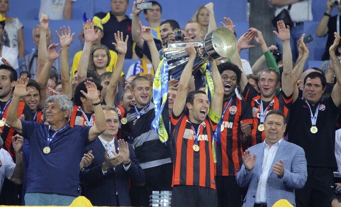 Dario Srna van Shakhtar Donetsk toont de gister gewonnen Super Cup.