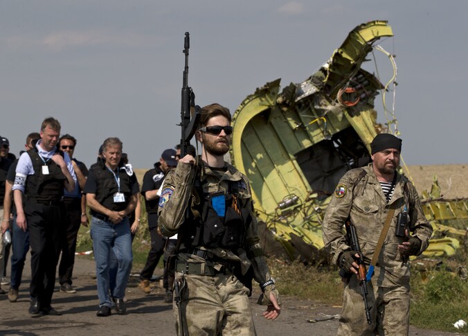 Pro-Russische separatisten begeleidden zondag OVSE-medewerkers op de crashplek.