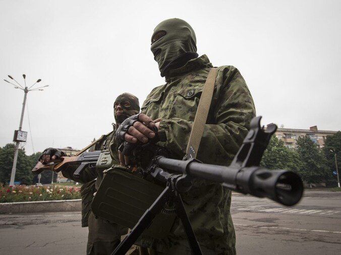 Pro-Russische separatisten in Snizhnye, waar tanks werden waargenomen.