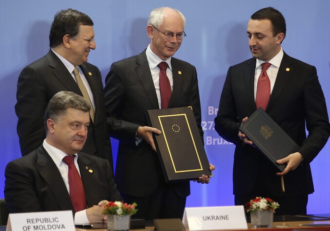 Europees president Herman Van Rompuy, Commissievoorzitter Barroso (links), De Georgische president Garibashvili (vooraan) en de nieuwe Oekraïnse president Poroshenko.