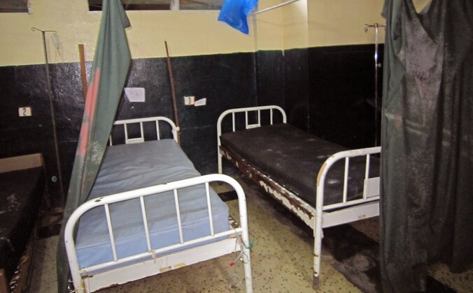 Lege bedden in een ziekenhuis in Liberia nadat verpleegsters en patiënten het gebouw ontvluchtten na uitbraak van het ebolavirus.
