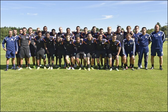 De 22 aanwezige spelers en de technische staf op de eerste training