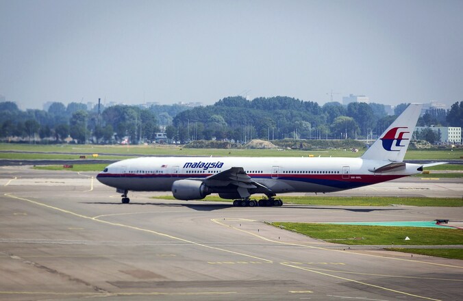 Een dag na de crash is op Schiphol opnieuw een vliegtuig van Malaysia Airlines naar Kuala Lumpur vertrokken.