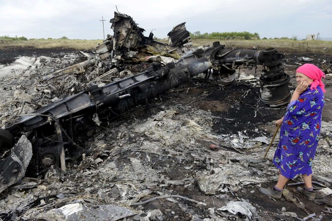 Brokstukken van het wrak van MH17 in Oekraïne.