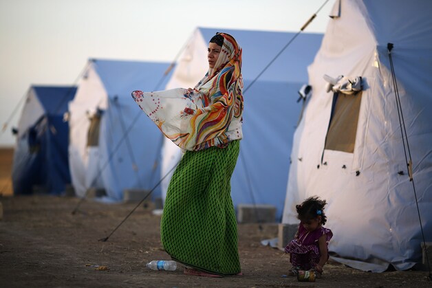 Een vrouw en meisje in een vluchtelingenkamp bij de grens tussen Turkije en Irak. Volgens de VN zijn een miljoen Irakezen op de vlucht geslagen