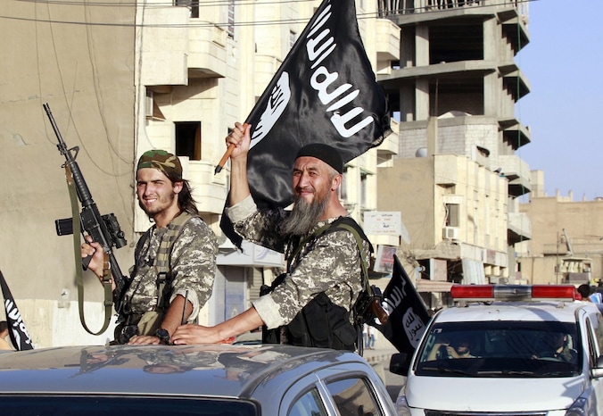 ISIS-strijders hielden vorige maand na het uitroepen van het 'kalifaat' een militaire parade met buitgemaakt materiaal in de Syrische provincie Raqqa.