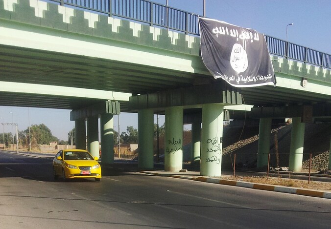 De iS-vlag wappert aan een brug in Mosoel.