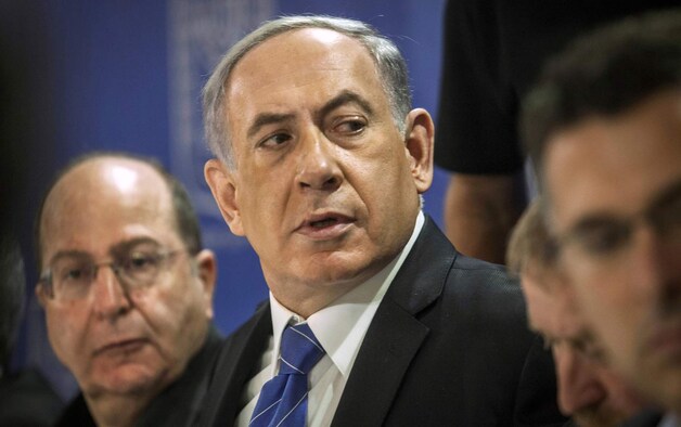 De Israëlische premier Benjamin Netanyahu (midden) en zijn defensieminister Moshe Yaalon (links). De premier dreigde dat Hamas een "ondraaglijke prijs" zal moeten betalen als de beschietingen op Israël doorgaan.