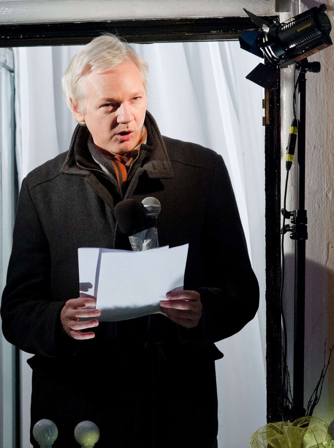 Julian Assange spreekt de media en zijn fans toe vanuit de Ecuadoraanse ambassade in Londen in 2012.