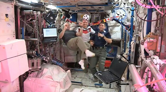 Het ISS, niet alleen in WK-sfeer, maar nu ook met een Rembrandt-schilderij.
