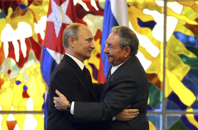 Vladimir Poetin (links) tijdens zijn ontmoeting met de Cubaanse president Raul Castro.