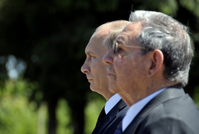 Raul Castro (vooraan) en Vladimir Poetin tijdens diens bezoek aan Cuba, vorige week.
