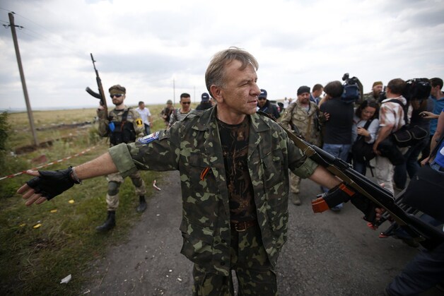 Pro-Russische separatisten zwaaien de plak op de crashsite van MH17.
