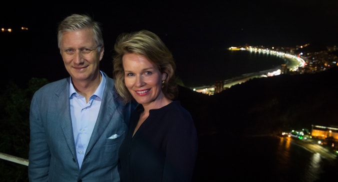 Filip en Mathilde bij een nachtelijk Rio de Janeiro.