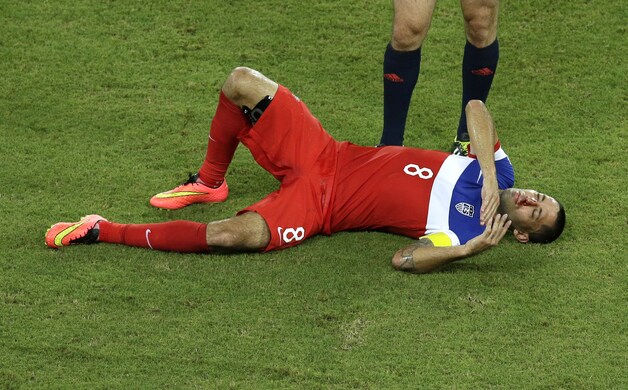 Ook Dempsey had verzorging nodig na een onzacht contact met Boye, maar hij kon wel verder.