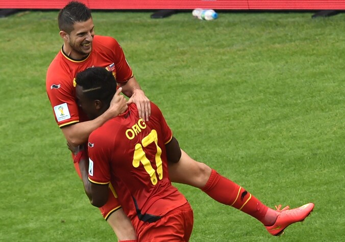Divock Origi viert zijn late treffer met andere invaller Kevin Mirallas.
