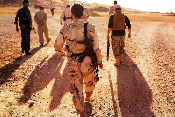 Koerdische soldaten aan de rand van Kirkuk, een olie-rijke Iraakse stad.