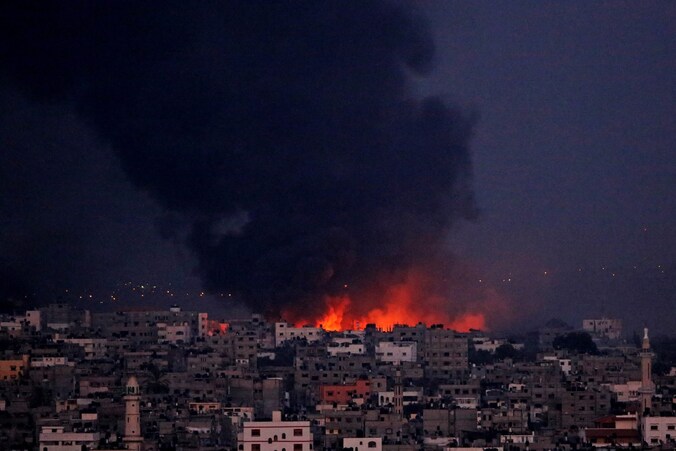 Verschillende gebouwen staan in brand na een bombardement in het oosten van Gaza-stad.