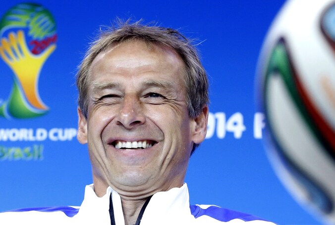 Een lachende Jürgen Klinsmann tijdens de persconferentie
