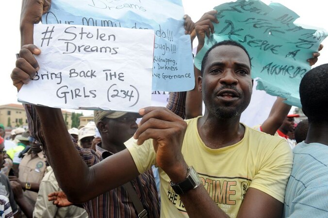 Een man voert campagne voor de terugkeer van de 200 vermiste Nigeriaanse schoolmeisjes.