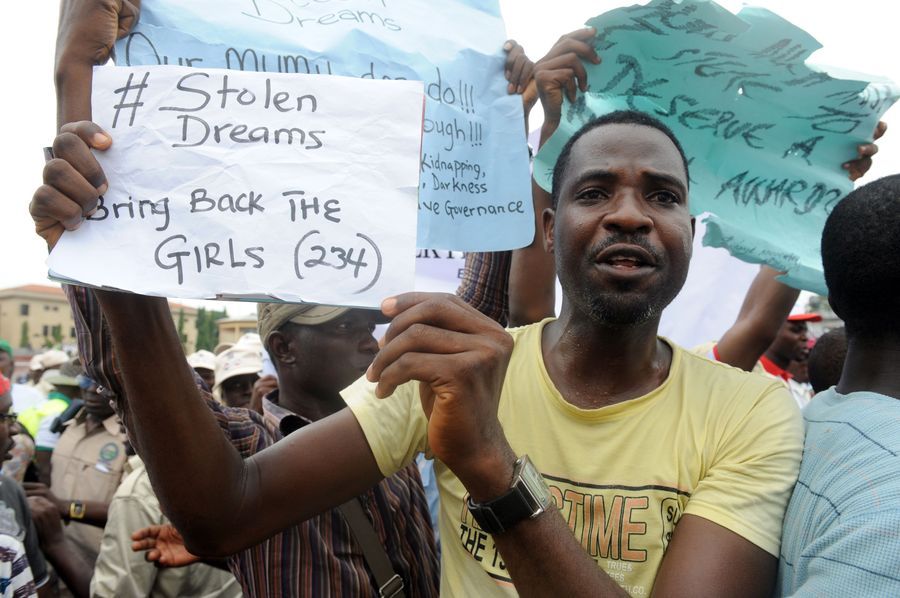 Een man voert campagne voor de terugkeer van de 200 vermiste Nigeriaanse schoolmeisjes.