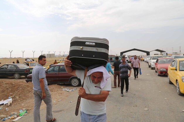 Inwoners uit Mosul slaan op de vlucht voor het geweld in hun stad.
