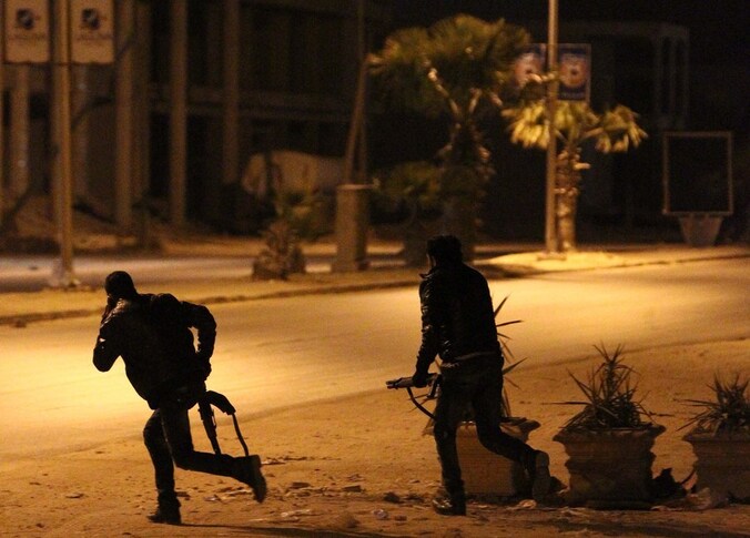 Medewerkers van het hoofdbureau in Benghazi tijdens de aanval.