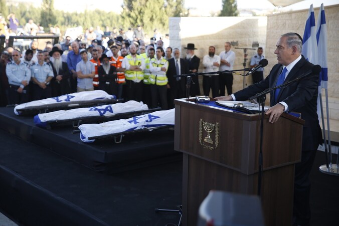 De Israëlische premier Benjamin Netanyahu tijdens de begrafenis van drie tieners.
