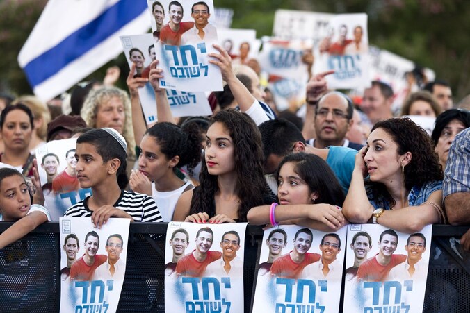 Duizenden Israëli's kwamen in Tel Aviv op straat om de vrijlating van de vermiste jongeren te eisen.