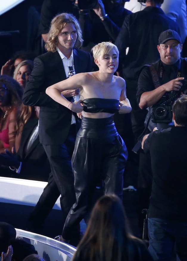 Dakloze Jesse mocht namens Miley de prijs in ontvangst nemen.