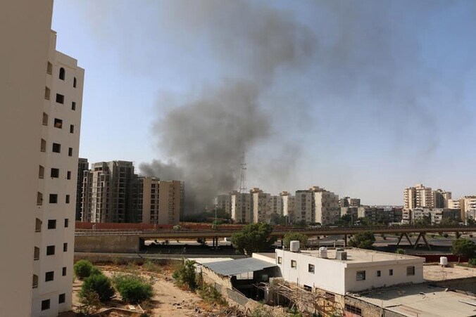 Rookwolken na hevige gevechten in Tripoli.
