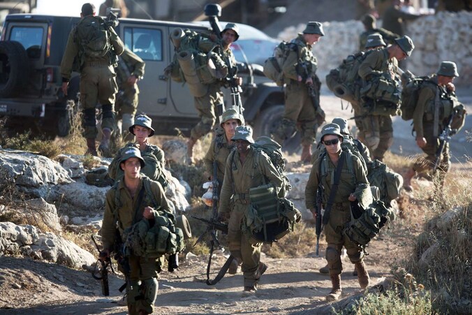 Israëlische soldaten komen aan bij de Palestijnse stad Hebron voor de zoektocht naar de vermiste tieners