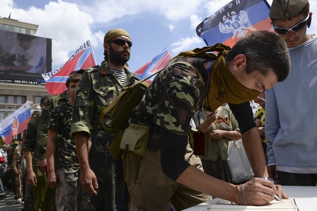 Nieuwe leden van het 'volksleger' in Donetsk tekenen zich in.