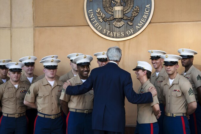 Minister van Buitenlandse Zaken John Kerry begroet mariniers op de Amerikaanse ambassade in Irak.