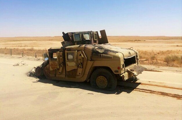 Een vernietigde Humvee van het Iraaks regeringsleger nabij Mosoel.