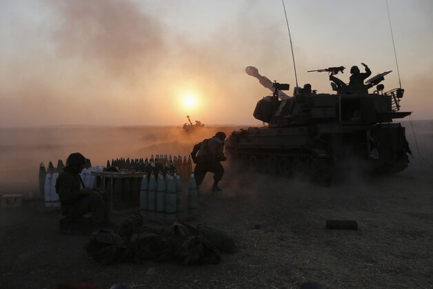 Israëlische tanks beschieten de Gazastrook.