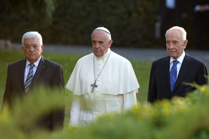 Paus Franciscus wandelt met de Palestijnse president Abbas en de Israëlische president Peres door de tuinen van het Vaticaan. Foto uit juni 2014.