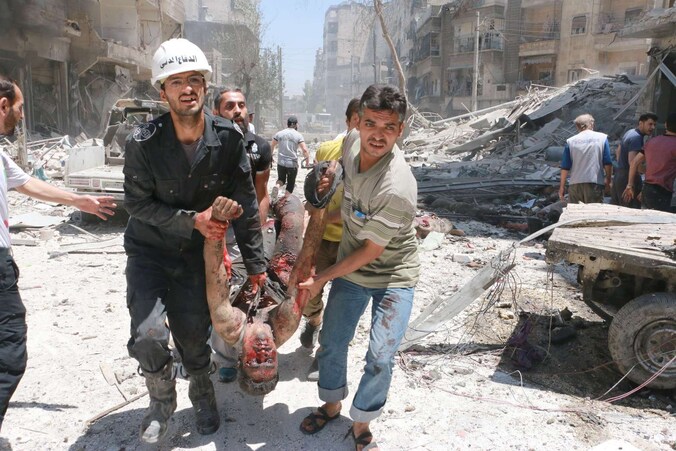 De Syrische stad Aleppo werd gisteren opnieuw getroffen door een aanval met vatbommen. Zeker twintig mensen kwamen om het leven.