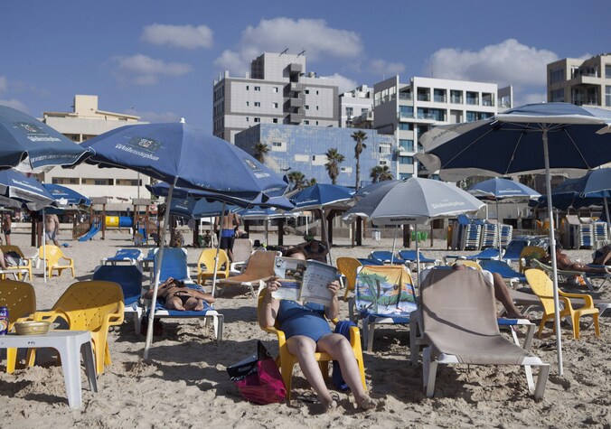 Lege strandstoelen in Tel Aviv