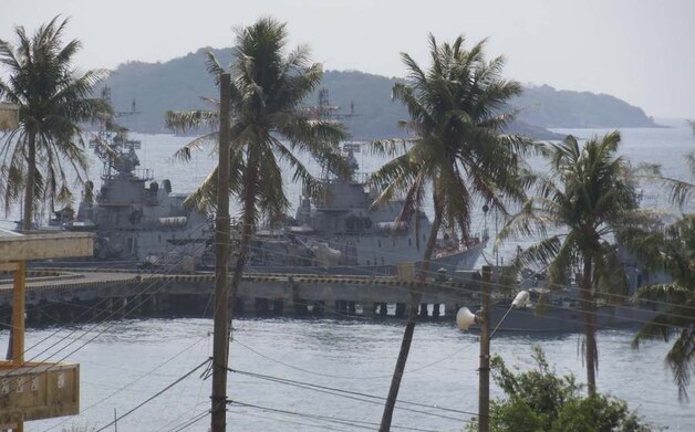 Een marineschip van de Vietnamese marine staat klaar om uit te varen en de zoektocht te vervoegen.