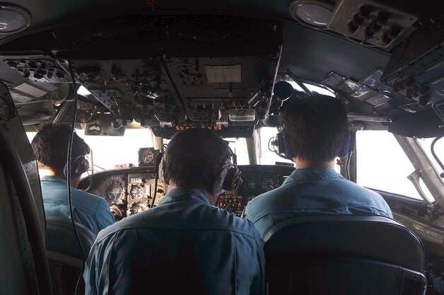 De cockpit van een vliegtuig dat zoekt naar de brokstukken van de vermiste Boeing.