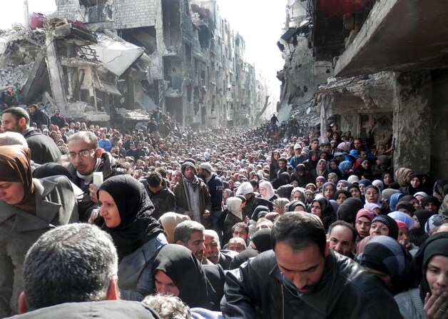 Duizenden vluchtelingen wachten op voedselhulp in Yarmouk.