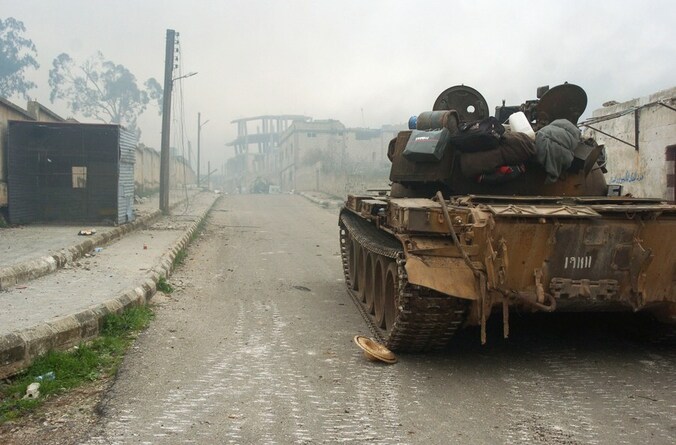 Een tank rijdt door de straten van al-Zara.