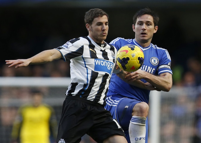 Gosling (links) in duel met Lampard van Chelsea