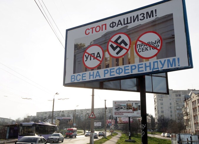 Een poster in Sevastopol roept de bevolking op zondag deel te nemen aan het referendum.