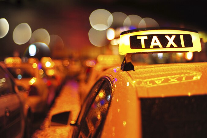 De Amerikaanse taxidienst Uber slaat van zich af in Brussel.