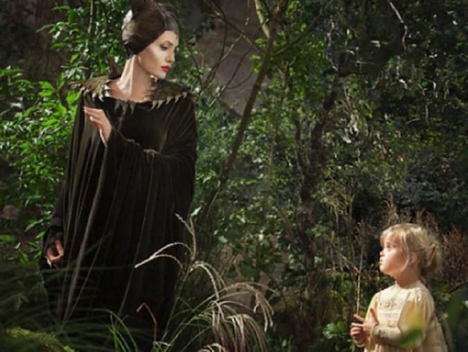 Angelina Jolie samen met haar dochter Vivienne Pitt op het witte doek.