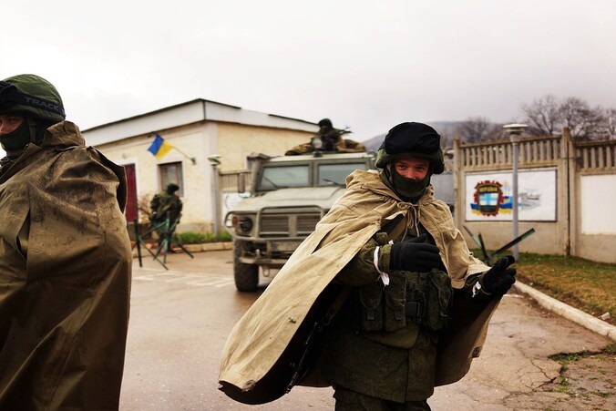Gewapende soldaten voor een militaire basis op de Krim.