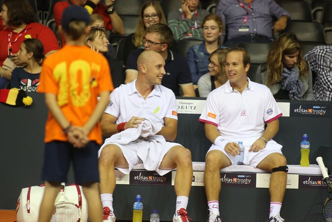 Steve Darcis, die voortaan kaal door het leven gaat, naast Olivier Rochus.
