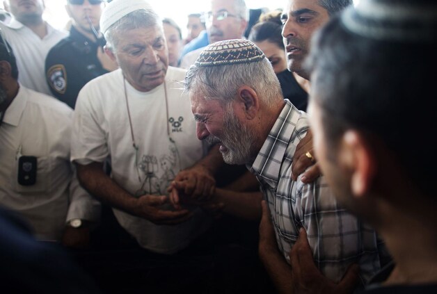 Nabestaanden rouwen om Dror Khenin, de Israëli die gisteren om het leven kwam bij een raket uit Gaza.
